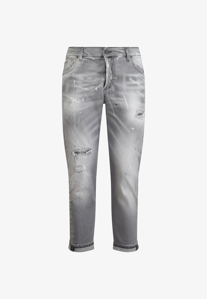 Vaqueros de mezclilla gris con un diseño desgastado, que incluye roturas y salpicaduras de pintura. Corte recto, dobladillos remangados y bolsillos tradicionales.