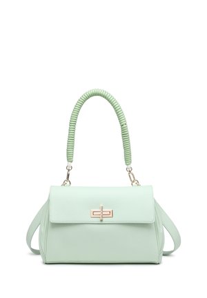 Sac à main en cuir vert clair avec rabat, fermoir rectangulaire doré, poignée supérieure enroulée et bandoulière réglable sur fond blanc.