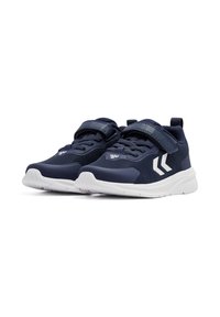 Marineblauwe sneakers met een bovenwerk van mesh, een witte rubberen zool en een klittenbandsluiting, met een textuurontwerp en contrasterende witte accenten.