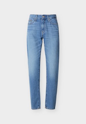 Lys blå høytlivsskinny jeans med frontknapper, glidelås, beltehemper, samt lommer foran og bak mot en lys bakgrunn.