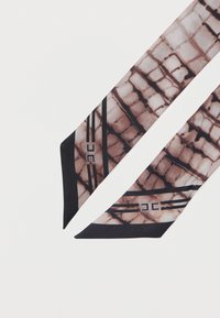 Δύο στενοί μεταξωτοί μαντήλες με καφέ και μαύρα σχέδια tie-dye και μαύρα περιθώρια που διαθέτουν μικρά γεωμετρικά λογότυπα.