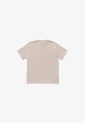 Ljusbeige t-shirt gjord av mjuk bomull, med en enkel rund hals, korta ärmar och en bröstficka på vänster sida med en liten logotags.