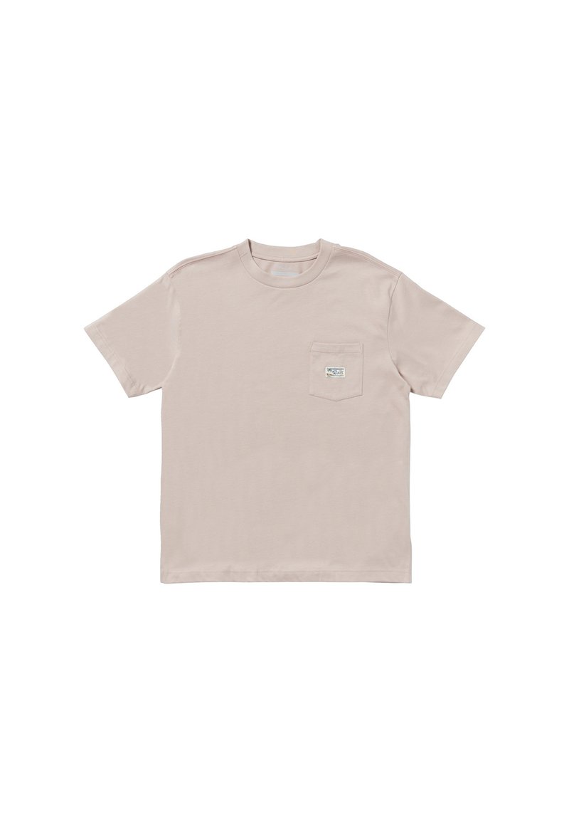 Camiseta beige claro de algodón suave, con un sencillo cuello redondo, mangas cortas y un bolsillo en el pecho izquierdo con una pequeña etiqueta de logo.
