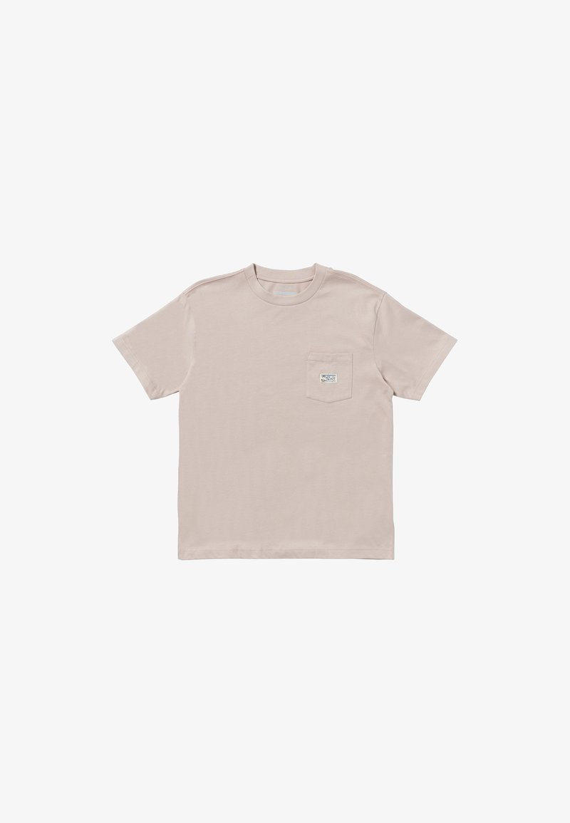 Camiseta beige claro de algodón suave, con un sencillo cuello redondo, mangas cortas y un bolsillo en el pecho izquierdo con una pequeña etiqueta de logo.