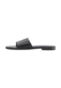 Zwarte leren slippers hebben een open teen, een platte zool en een minimalistisch ontwerp met een gladde textuur en lichte glans.