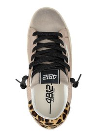 Sneaker beige avec des lacets noirs, un col de talon en imprimé léopard, et "4812 Fabriqué en Italie" imprimé à l'intérieur.