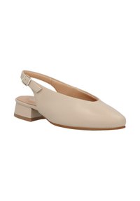 Zapato de piel beige tipo slingback con punta afilada, pequeño tacón cuadrado y correa ajustable con hebilla. Textura suave, diseño sencillo.