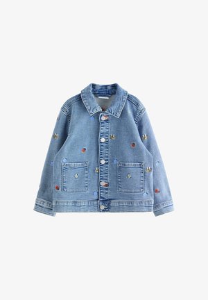 Giacca di jeans azzurro chiaro con chiusura a bottoni, due tasche anteriori e motivi ricamati di api, coccinelle e frutta sparsi sul tessuto.