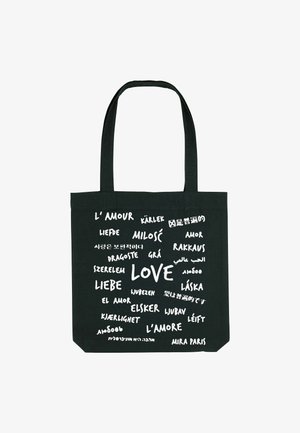 Borsa a tracolla nera con la parola "amore" scritta in diverse lingue e font bianco sparsi sulla sua superficie.