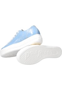 Helleblaue Lackleder-Sneaker mit weißer Sohle. Merkmale sind die runde Zehenpartie, ein flaches Schnürdesign und die markierte weiße Außensohle mit strukturiertem Grip.