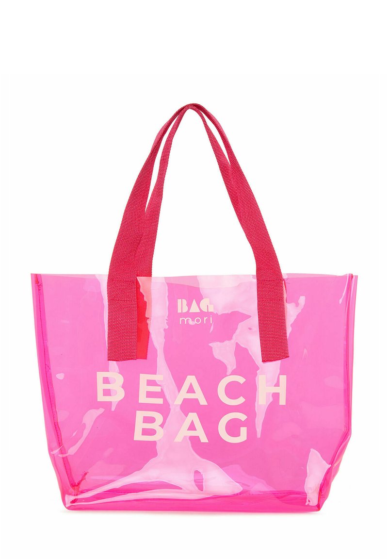 Prozoren roza PVC plažna torba z rdečimi tekstilnimi ročaji in belim napisom "BEACH BAG" na sprednji strani. Gladka tekstura, pravokotna oblika.