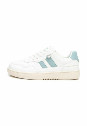 Zapatilla baja con una parte superior de sintético blanco, rayas azul claro y suela de goma color crema. Presenta acentos cosidos y un diseño con cordones.