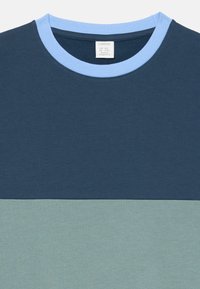 Kurzarm-T-Shirt mit einem navyblauen oberen Abschnitt und einem hellgrünen unteren Abschnitt. Gerippter, hellblauer Ausschnitt, weicher Stoff.