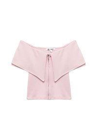 Kort lyserød ribbet crop top med off-the-shoulder design, der har en lynlås foran og bred krave. Glat tekstur, minimalistisk stil.