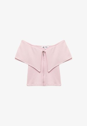 Ruusunpunainen ribattu crop toppi off-the-shoulder -muotoilulla, jossa on edessä vetoketju ja leveä kaulus. Sujuva tekstuuri, minimalistinen tyyli.