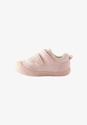 Sneaker in tessuto morbido e rosa con doppie chiusure in Velcro, punta arrotondata e suola in gomma testurizzata; comprende un piccolo anello sul tallone.