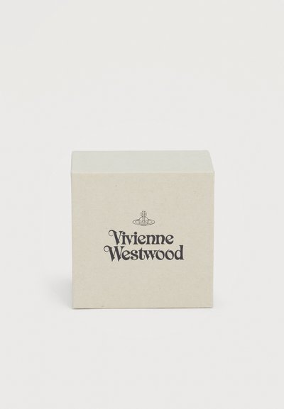 Cutie mică bej cu logo-ul negru Vivienne Westwood și simbolul orb, centrat pe fața cutiei, fundal alb simplu.