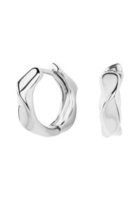 Srebrne pierścionki o gładkim, zaokrąglonym wzorze. Jeden jest nieco szerszy, prezentując błyszczącą, płynną formę, podczas gdy drugi ma wąski, skręcony kształt.