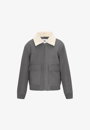 Šedá bunda s krémovým límcem z umělé kožešiny, na zip, dvě přední kapsy a žebrované manžety a spodní lem. Měkká texturovaná tkanina.