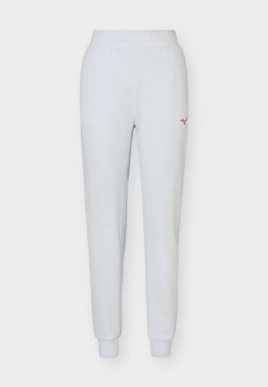 Λευκή φαρδιά φόρμα με ελαστική μέση και μανσέτες, με μικρό κόκκινο λογότυπο στο πάνω αριστερό μηρό.