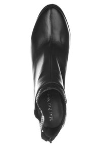 Czarny skórzany botek na kostkę z zaokrąglonym noskiem, teksturowanym kołnierzem i gładkim wykończeniem. Boczny zamek błyskawiczny ułatwiający zakładanie. Wnętrze z widocznym logo.