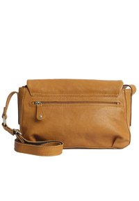 Ljusbrun läder crossbody-väska med ett vikbart lock, en dragkedjefrontficka och justerbar rem, med en slät yta och minimal hårdvara.