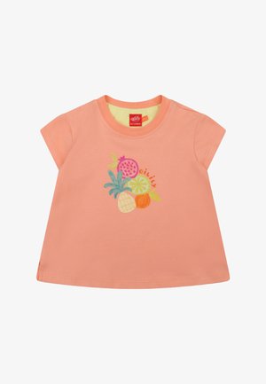 Shirt in perzikkleur met korte mouwen. Heeft een levendige fruitafbeelding met ananas, granaatappel en sinaasappel. Zachte katoenen textuur.