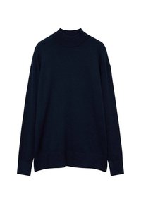 Granatowy, oversize sweter z wysokim ściągaczem, opadającymi rękawami i luźnym fasonem. Miękka faktura i prosta podstawa na dole.