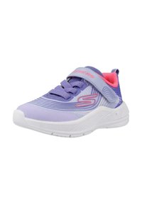 Zapatilla deportiva morada con parte superior de malla, cinta de Velcro, acentos rosas y suela de goma blanca con detalles texturizados.