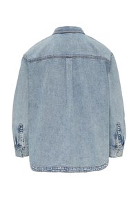 Lichtblauwe denim jacket met een regular fit, knoopmanchetten, rugpas en klassieke kraag. Beschikt over minimale stikseldetails.