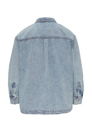 Veste en denim bleu clair avec une coupe régulière, des poignets à boutons, un empiècement au dos et un col classique. Présente des détails de couture minimaux.