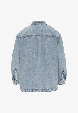 Jasnoniebieska kurtka dżinsowa o regularnym kroju, z zapięciem na guziki przy mankietach, karczku na plecach oraz w klasycznym kołnierzu. Posiada minimalne detale szwów.