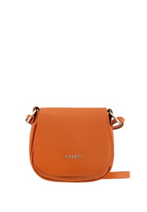 Bolso bandolera de cuero naranja con un acabado texturizado, solapa redondeada, correa ajustable y herrajes en tono plateado. Logotipo de RYLKO en la parte frontal.