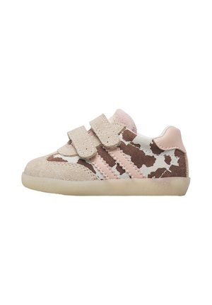 Scarpa da ginnastica per bambini con motivo maculato rosa e beige, due cinturini beige in velcro e suola traslucida.