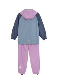 Blå och rosa vattentät regnjacka med huva, elastiska ärmslut och rosa regnbyxor. Har logotypdetaljer och reflekterande accentuer.