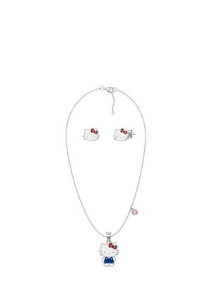 Set di collana e orecchini in argento con Hello Kitty con fiocchi rossi, pendente con abito blu e ciondolo rosa sulla catena della collana.