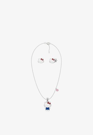 Zilveren ketting en oorbellen set met Hello Kitty met rode strikjes, blauwe outfit hanger en roze bedel aan de ketting.