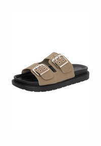 Bruna mocka slidesandaler med två breda remmar och silverfärgad spänne, en svart gummisulor och en minimalistisk design.