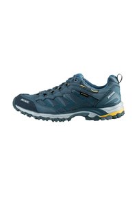 Scarpa da trekking blu con tessuto testurizzato, suola in gomma e accenti gialli. Presenta punta rinforzata e membrana impermeabile. Design leggero.