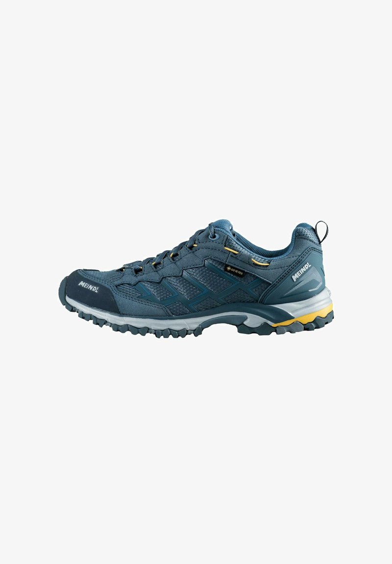 Chaussure de trekking bleue avec un tissu texturé, une semelle en caoutchouc et des accents jaunes. Présente un orteil renforcé et une membrane imperméable. Conception légère.