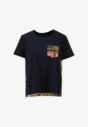 Marineblauwe T-shirt met korte mouwen, met een gemusterd zakje en contrasterende gemusterde zijkanten met gouden, roze en zwarte ontwerpen.