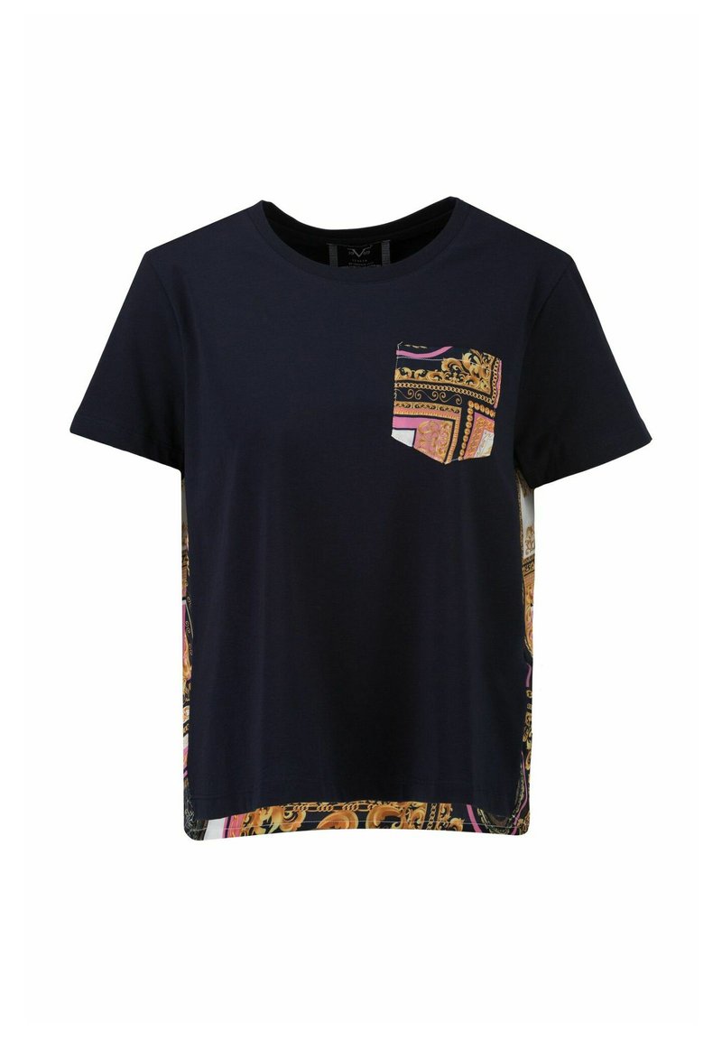 Marineblauwe T-shirt met korte mouwen, met een gemusterd zakje en contrasterende gemusterde zijkanten met gouden, roze en zwarte ontwerpen.