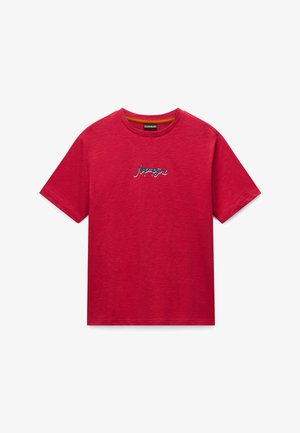T-shirt rouge à manches courtes avec un petit logo de marque bleu et blanc centré sur la poitrine.