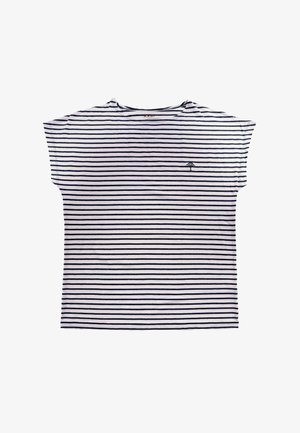 Chemise blanche à manches courtes avec de fines rayures horizontales bleu marine et un petit emblème d'arbre sur le côté gauche de la poitrine.