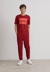 HUGO DULIVE - T-shirts med print - dark red