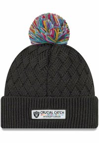 Beanie lavorato a maglia grigio scuro con un motivo a trecce testurizzate, dotato di un pom-pom multicolore e di un'etichetta "Crucial Catch" sul polsino.
