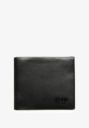 Czarny skórzany portfel o gładkiej fakturze, z prostym, prostokątnym kształtem i wytłoczonym logo marki w dolnym rogu.