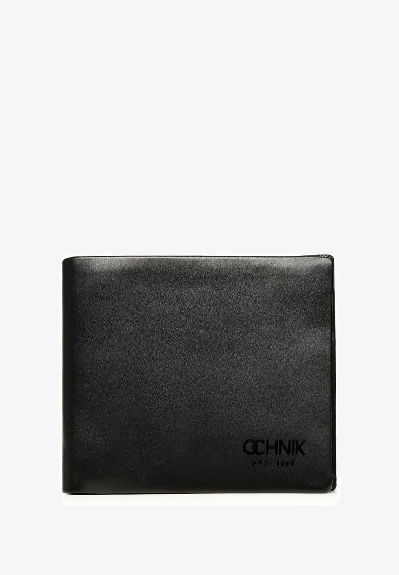 Czarny skórzany portfel o gładkiej fakturze, z prostym, prostokątnym kształtem i wytłoczonym logo marki w dolnym rogu.