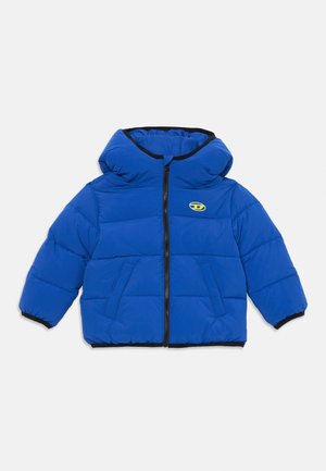 Blaues Pufferjacke mit Kapuze. Verfügt über einen Reißverschluss vorne, zwei Seitentaschen und ein gelbes Logo. Schwarze Borte an der Kapuze und an den Bündchen.