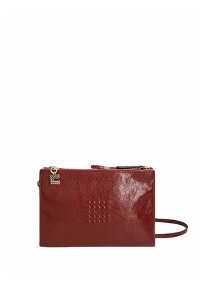 Petit sac clutch en cuir rouge foncé avec une fermeture éclair et une lanière pour poignet, présentant un motif carré embossé subtil à l'avant.
